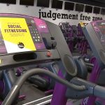 Letreros que advierten sobre el distanciamiento social en los gimnasios que están abiertos.