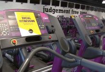 Letreros que advierten sobre el distanciamiento social en los gimnasios que están abiertos.
