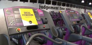 Letreros que advierten sobre el distanciamiento social en los gimnasios que están abiertos.