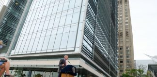 De Blasio firma ley de protección a trabajadores