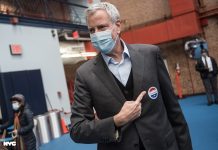 El alcalde de Nueva York, Bill de Blasio logra votar después de varias horas y critica a la Junta de Elecciones.