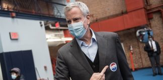 El alcalde de Nueva York, Bill de Blasio logra votar después de varias horas y critica a la Junta de Elecciones.