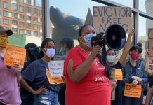 Denuncia redadas en ciudades Santuario Marcela Mitaynes, de origen peruano, durante una protesta en defensa de los inquilinos de la ciudad de Nueva York.