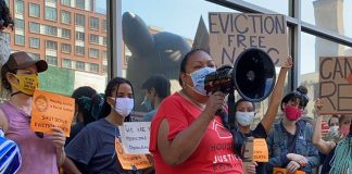 Marcela Mitaynes, de origen peruano, durante una protesta en defensa de los inquilinos de la ciudad de Nueva York.