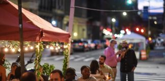 La ciudad extiende los espacios en las veredas para abrirlos a los restaurantes durante la pandemia