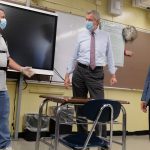 El alcalde de Nueva York pide a los residentes celebrar Thanksgiving de manera virtual para evitar la propagación del virus Covid-19. Y asegura que si aumentan los casos las clases escolares volverán a ser remotas.