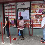 El gobernador Andrew Cuomo anunció que a partir de este viernes solo se atiende en restaurantes y bares del estado hasta las 10 de la noche.