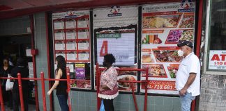 El gobernador Andrew Cuomo anunció que a partir de este viernes solo se atiende en restaurantes y bares del estado hasta las 10 de la noche.