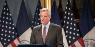 El alcalde Bill de Blasio anuncia pronta entrega de vacunas para Covid-19.