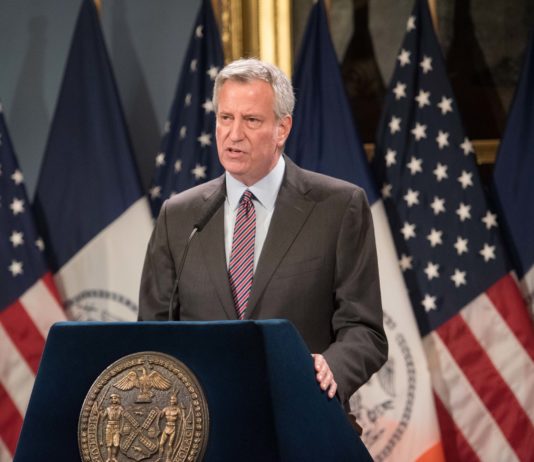 Cronograma preliminar de la distribución de vacunas covid El alcalde Bill de Blasio anuncia pronta entrega de vacunas para Covid-19.
