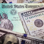 Millones de estadounidenses recibirán los cheques por la segunda ronda de estímulo económico Covid-19.