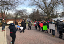 Propietarios de Restaurantes de Port Chester protestaron por el cierre parcial de sus negocios, aquí frente a la alcaldía_