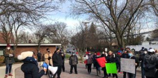 Propietarios de Restaurantes de Port Chester protestaron por el cierre parcial de sus negocios, aquí frente a la alcaldía_