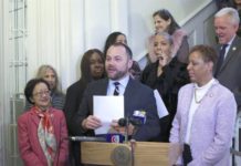 El presidente del Concejo de Nueva York, Corey Johnson (C). EFE