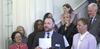El presidente del Concejo de Nueva York, Corey Johnson (C). EFE