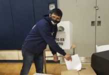 Walther Sinche, candidato a la Asamblea Nacional de Ecuador en representación de los inmigrantes ecuatorianos que residen en Estados Unidos y Canadá, sufragando en el recinto electoral de El Bronx.