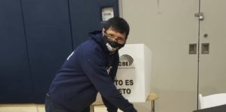 Walther Sinche, candidato a la Asamblea Nacional de Ecuador en representación de los inmigrantes ecuatorianos que residen en Estados Unidos y Canadá, sufragando en el recinto electoral de El Bronx.