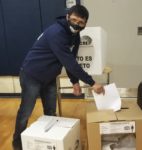 Walther Sinche, candidato a la Asamblea Nacional de Ecuador en representación de los inmigrantes ecuatorianos que residen en Estados Unidos y Canadá, sufragando en el recinto electoral de El Bronx.