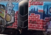 La foto captura de un video sobre el graffiti en parte de los vagones de un tren del sistema de la MTA.