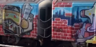 La foto captura de un video sobre el graffiti en parte de los vagones de un tren del sistema de la MTA.