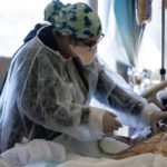 Una enfermera atendiendo a un paciente con Covid 19. EFE