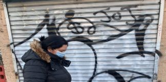 Uná de las áreas de Atlantic Avenue, en Woodhaven, Queens, donde el grafiti está estampado en todas partes pese a la queja de los vecinos.