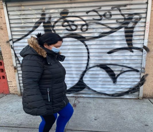 Uná de las áreas de Atlantic Avenue, en Woodhaven, Queens, donde el grafiti está estampado en todas partes pese a la queja de los vecinos.