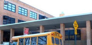 Un autobús escolar estacionado frente a la entrada de una escuela pública del Distrito 15 de Brooklyn. EFE Archivo.