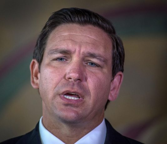 Gobernador de Florida firma ley «anti protestas» que fortalece a la Policía