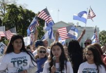 Trabajadores esenciales reclaman un camino a la ciudadanía al Congreso
