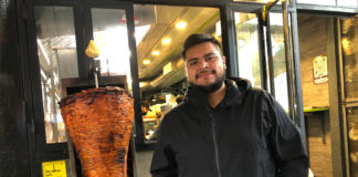 Alejo Sánchez, de padres mexicano, que administra Taco Mix, ubicado en la Calle 116,_