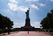 Una pequeña Estatua de la Libertad se suma a su “hermana” en Nueva York