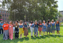 Danielle Butin junto al grupo de líderes de voluntarios mientras recibían certificados de reconocimiento.