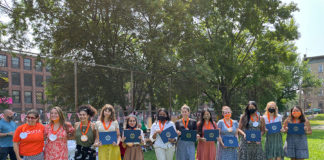 Danielle Butin junto al grupo de líderes de voluntarios mientras recibían certificados de reconocimiento.
