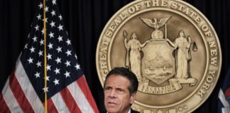 El gobernador de Nueva York, Andrew Cuomo, durante una conferencia de prensa celebrada en su oficina en Nueva York. Cuomo renunció hoy al cargo por denuncias de acoso sexual. EFE