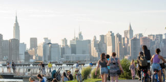 Los neoyorquinos pasean en el Transmitter Park de Greenpoint, tomando un respiro del vértigo de Manhattan. Foto: Julienne Schaer-0NYC & Company/dpa