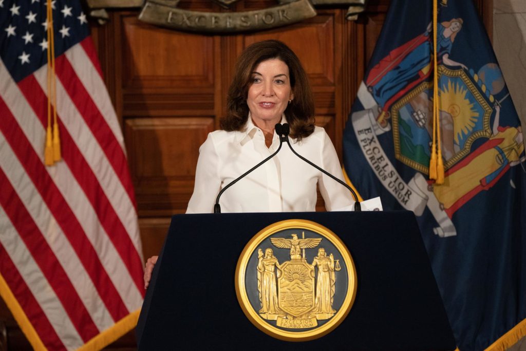 Gobernadora de Nueva York revisará las políticas sobre acoso sexual