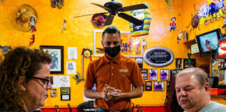 Un mesero atiende a unos comensales en un restaurante de comida mexicana. EFE