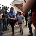 Una mujer y su hijo, solicitantes de asilo bajo el Protocolo de Protección a Migrantes, mejor conocido como MPP, ingresan a los Estados Unidos por el Cruce Internacional Santa Fe en El Paso, Texas. EFE