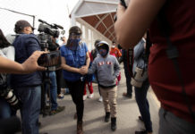Una mujer y su hijo, solicitantes de asilo bajo el Protocolo de Protección a Migrantes, mejor conocido como MPP, ingresan a los Estados Unidos por el Cruce Internacional Santa Fe en El Paso, Texas. EFE
