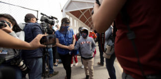 Una mujer y su hijo, solicitantes de asilo bajo el Protocolo de Protección a Migrantes, mejor conocido como MPP, ingresan a los Estados Unidos por el Cruce Internacional Santa Fe en El Paso, Texas. EFE