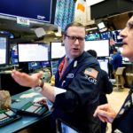 Corredores trabajan en la Bolsa de Nueva York. EFE