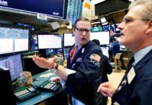 Wall Street en séptimo mes al alza y recuperación Corredores trabajan en la Bolsa de Nueva York. EFE