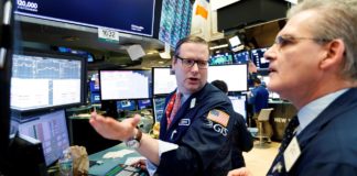 Corredores trabajan en la Bolsa de Nueva York. EFE