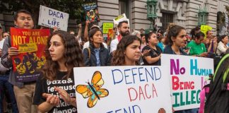 Activistas que defienden a los inmigrantes, durante la campaña inicial a favor de la ley ejecutiva DACA.