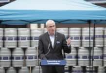 El gobernador de New Jersey. Phil Murphy, anunciando el paquete de alivio económico adicional para el estado.