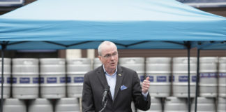 El gobernador de New Jersey. Phil Murphy, anunciando el paquete de alivio económico adicional para el estado.