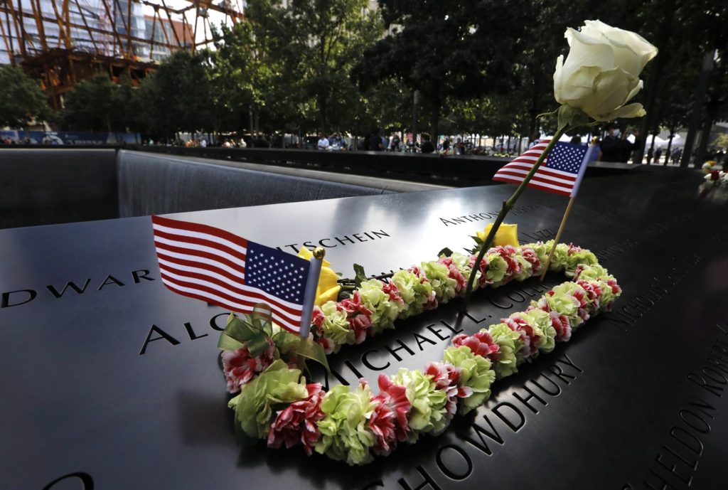 biden Flores y banderas estadounidenses adornan el nombre del fallecido bombero de la ciudad de Nueva York, Michael Collins, en la ceremonia de conmemoración del 19 aniversario del ataque terrorista del 11 de septiembre de 2001 en el World Trade Center en Nueva York. EFE