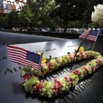biden Flores y banderas estadounidenses adornan el nombre del fallecido bombero de la ciudad de Nueva York, Michael Collins, en la ceremonia de conmemoración del 19 aniversario del ataque terrorista del 11 de septiembre de 2001 en el World Trade Center en Nueva York. EFE