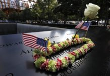biden Flores y banderas estadounidenses adornan el nombre del fallecido bombero de la ciudad de Nueva York, Michael Collins, en la ceremonia de conmemoración del 19 aniversario del ataque terrorista del 11 de septiembre de 2001 en el World Trade Center en Nueva York. EFE